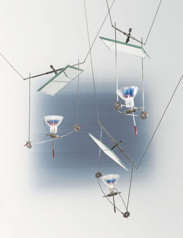 YAYAHO Lichtsystem mit Spiegel von Ingo Maurer, eine moderne Hängelampe mit Spiegeln und Halogenleuchten.